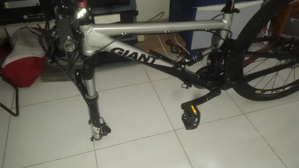 frameset dan Giant Anthem plus wheelset mavic crossride