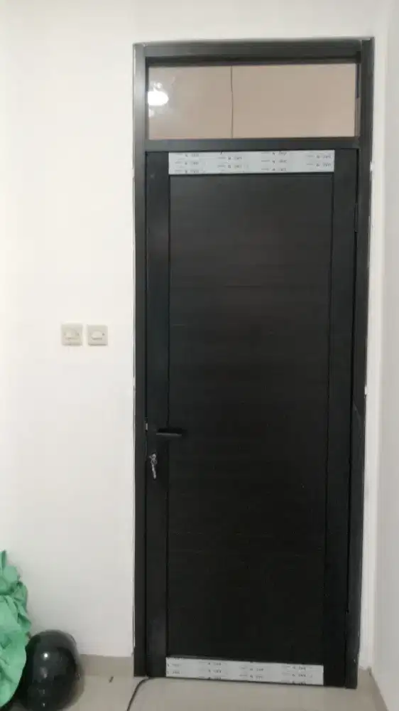 Menjual pintu panel alumunium