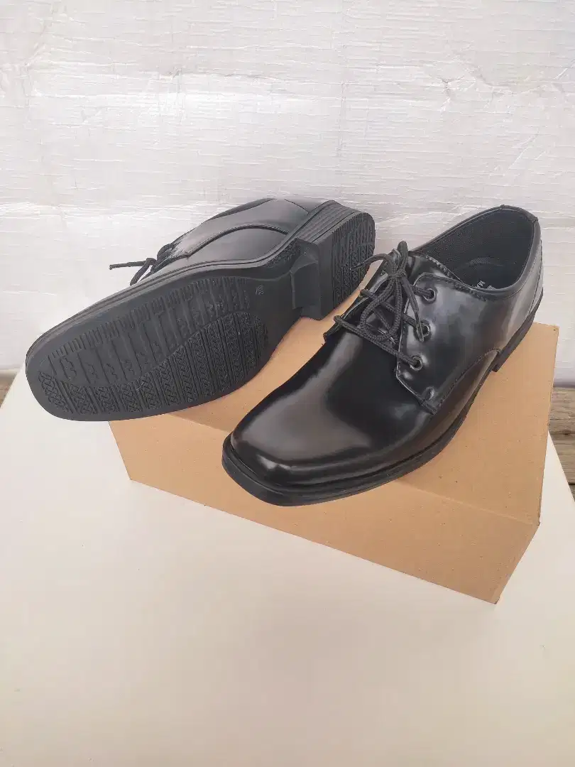 Sepatu Pantofel Tali Pria Mengkilap