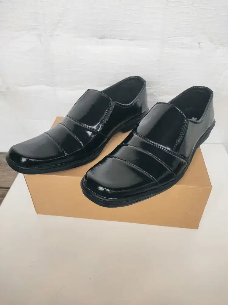 Sepatu Pantofel Pria Slip On Garis Tiga