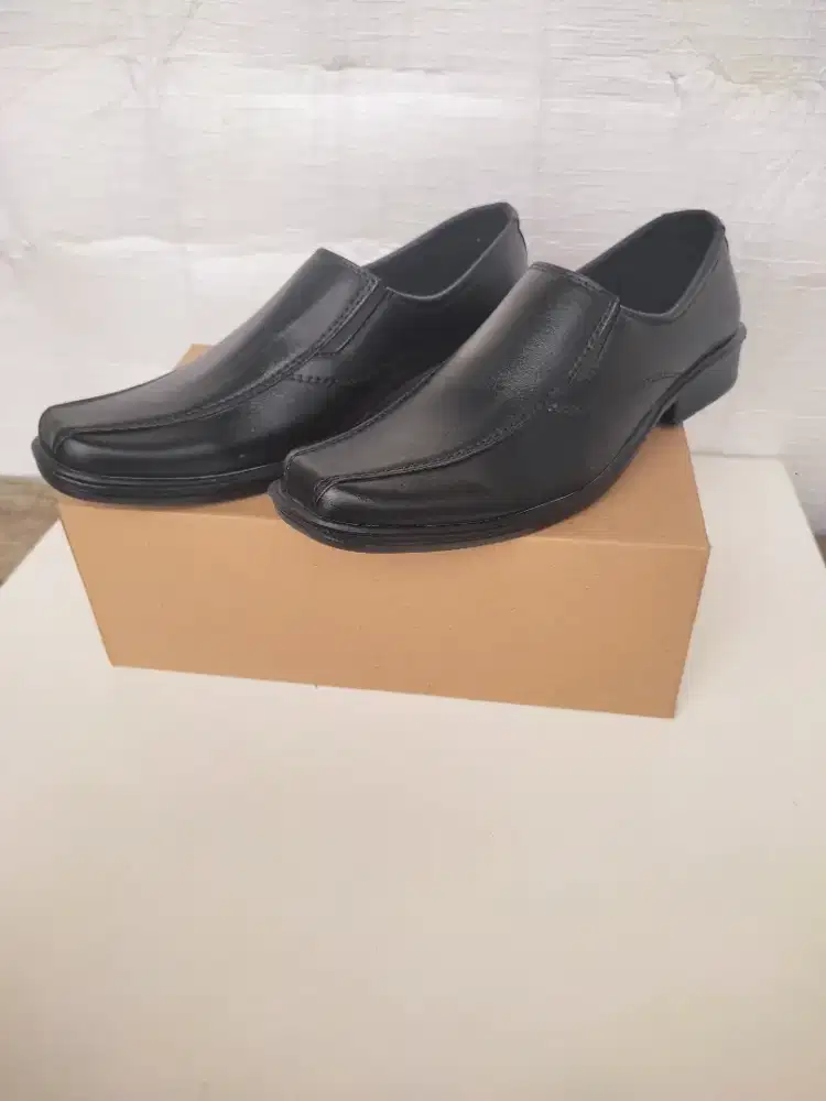 Sepatu Pantofel Pria Slip On Garis