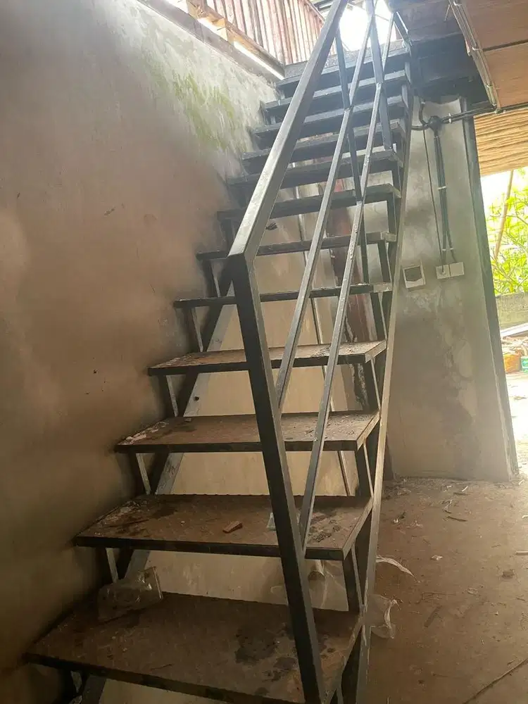 Dijual cepat tangga rumah bekas