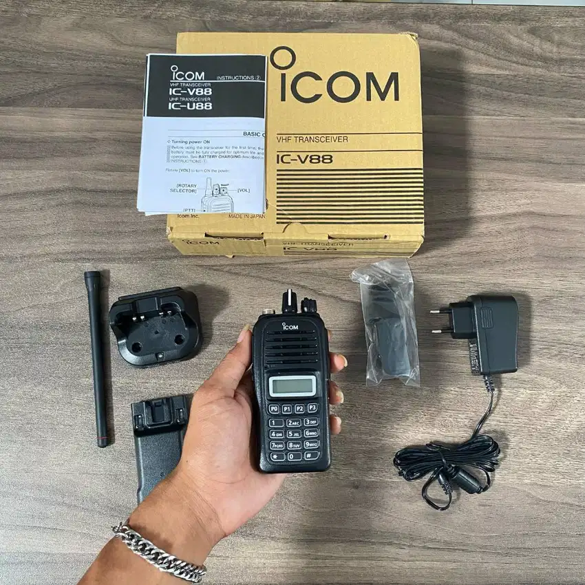 HT ICOM IC-V88 Baru