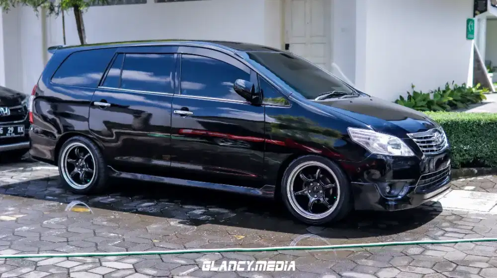 Sewa mobil innova termasuk driver