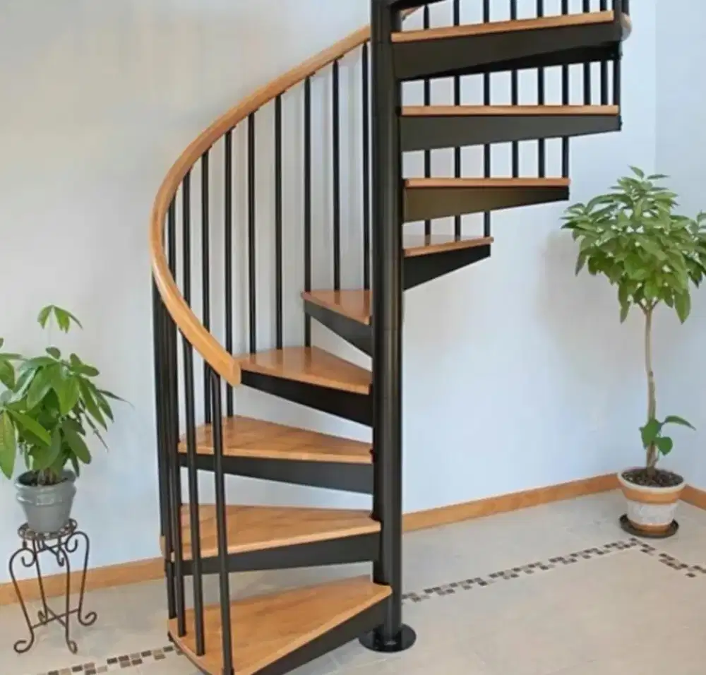 Tangga putar pinjakan kayu