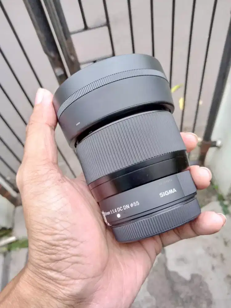 Techdeckuser Lensa Fujifilm Sigma 56mm f1.4 Mulus Like New