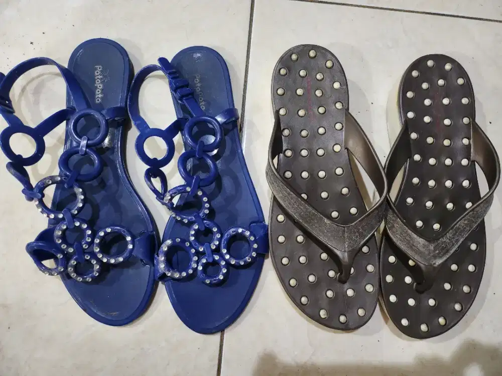 Dua pasang sepatu sandal