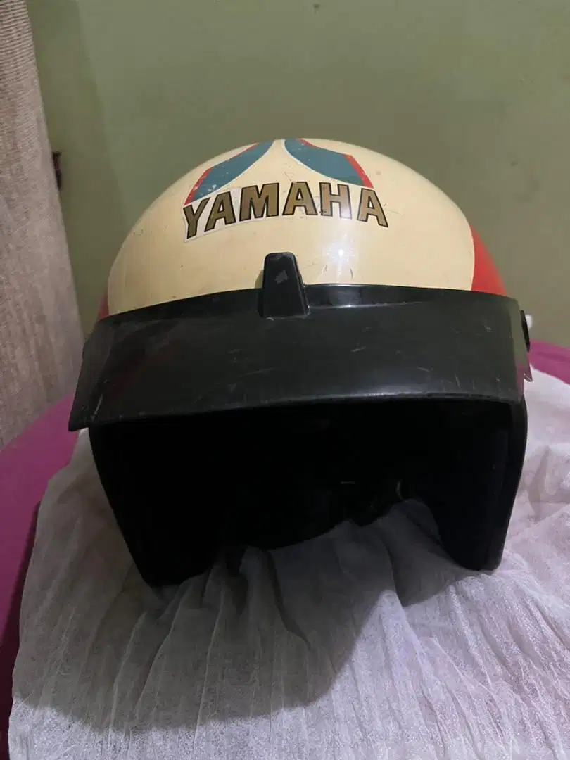 Helm jadul Yamaha