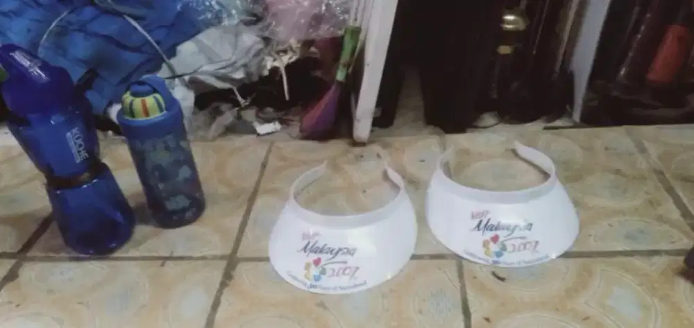 Slhkn plh slh 1 dr se psg botol air minum/Se psg topi utk ank2 ke sklh