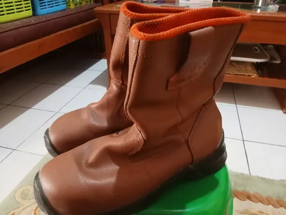 Sepatu Safety merk king uk 43/9