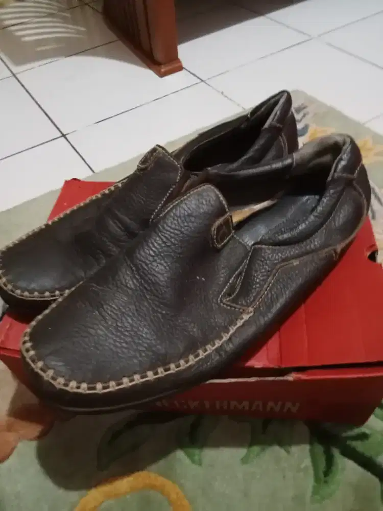 Sepatu kulit asli casual merk kickers uk 43