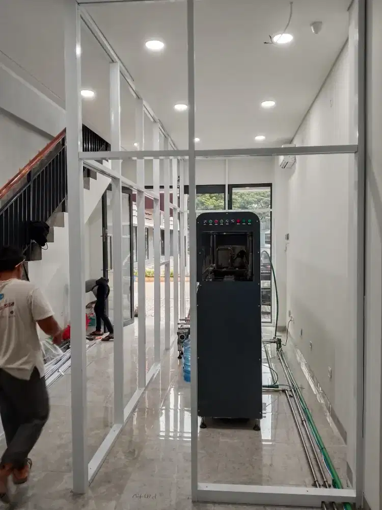 Partisi kaca dan pintu