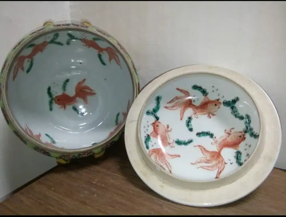 Guci bertutup 8 ikan