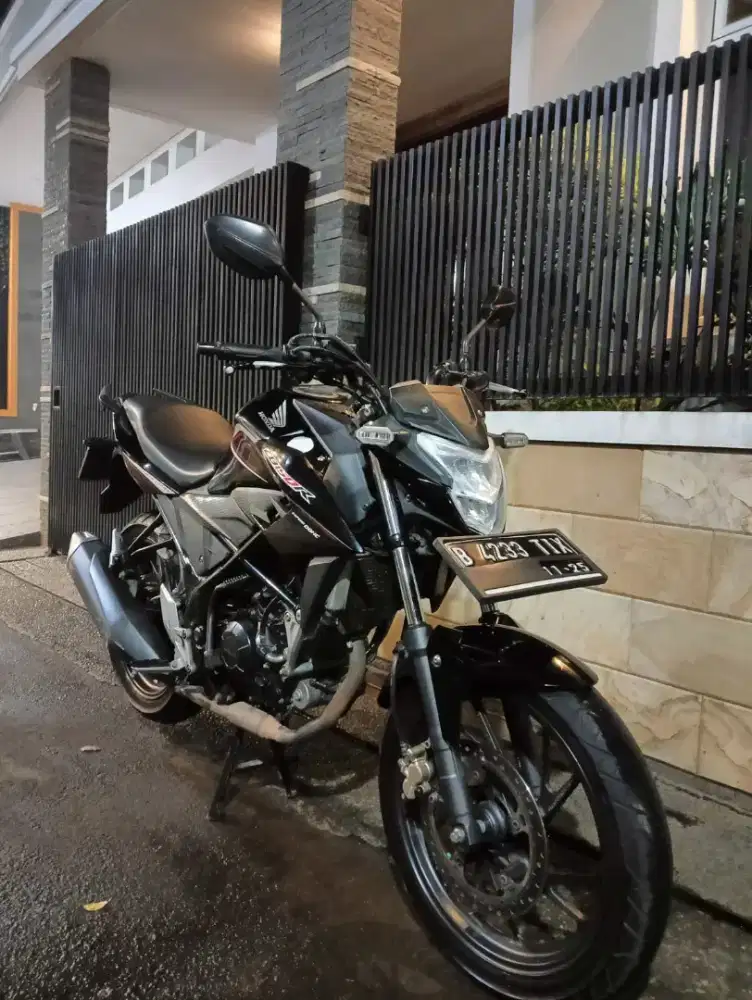 Bissmillah dijual motor Honda cb 150R 2015