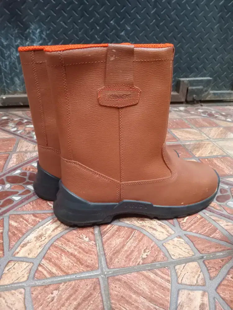 Sepatu safety merk kings