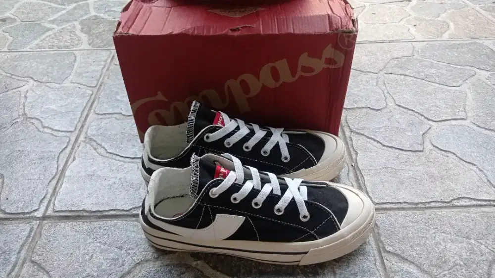 Sepatu Compass Premium Size 41
