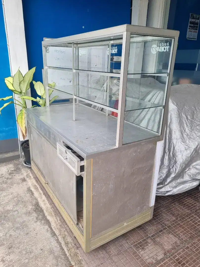 Etalase Kaca Aluminium berikut meja