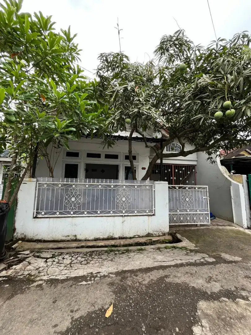 Rumah nyaman dekat dengan stasiun kereta api rancaekek