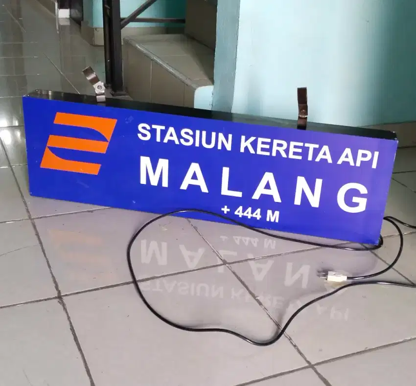 Lampu neon box papan nama stasiun Malang lawas retro antik vintage