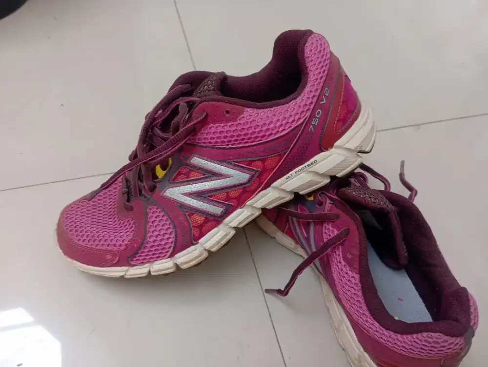 Sepatu New Balance Pink 750 V2