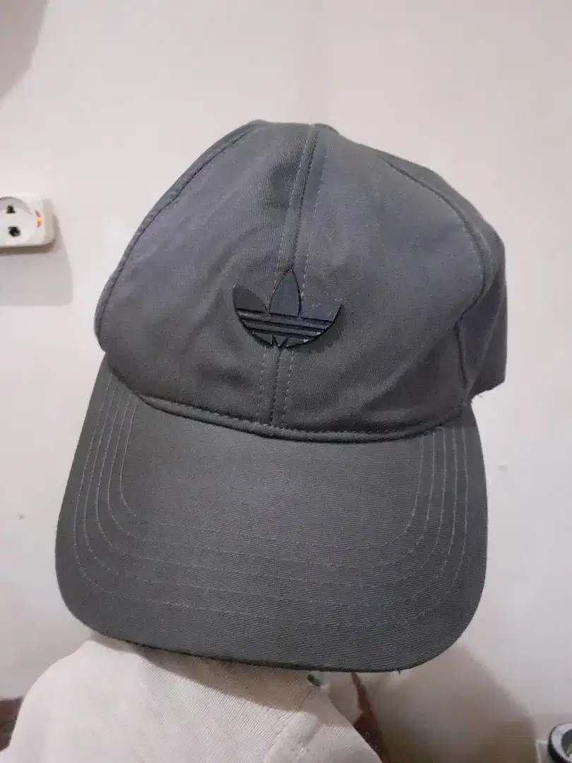 Topi adidas Abu2 good condition