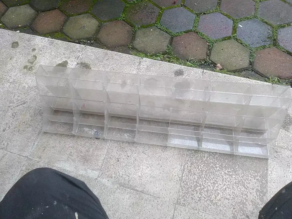 Bekas tempat display item kecil minimarket