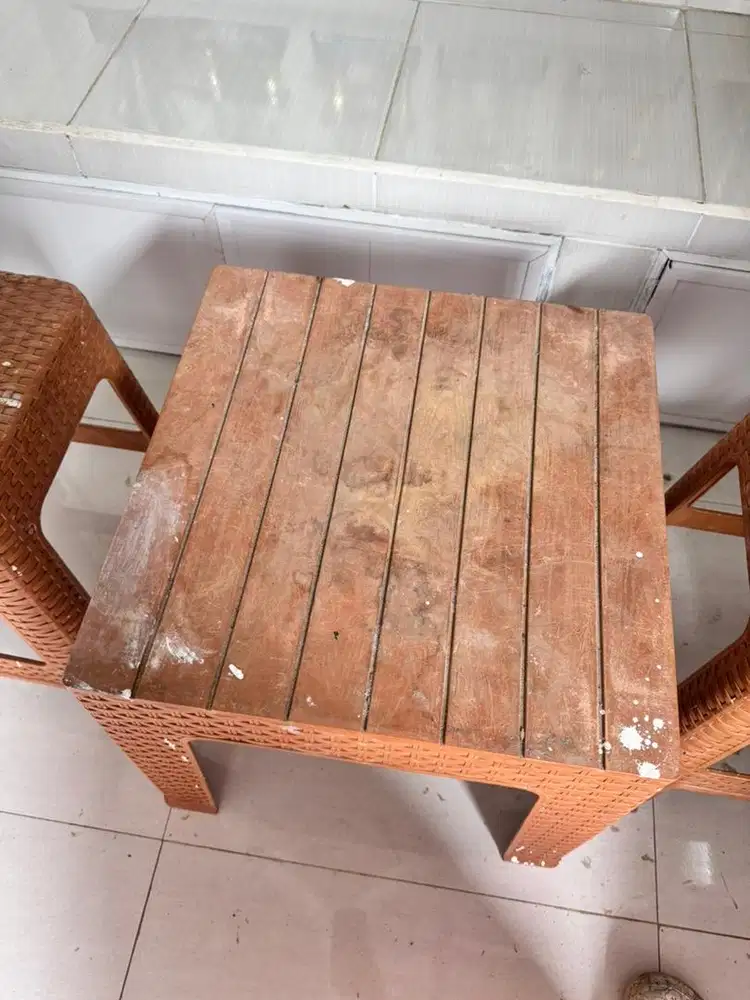 Kursi teras dan meja warna cokelat