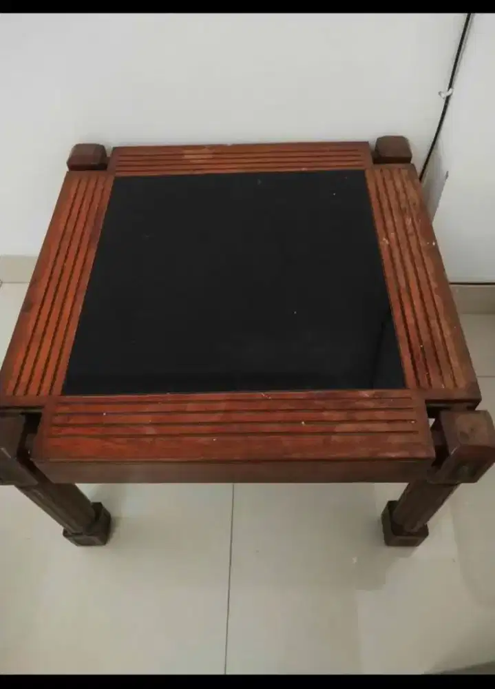 Meja bujur sangkar kayu tengahnya kaca panjang 61 tinggi 39