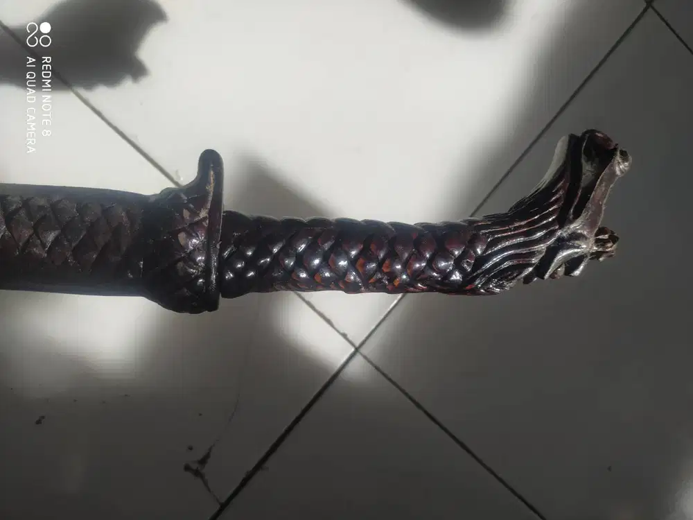 Pedang motif naga pajangan