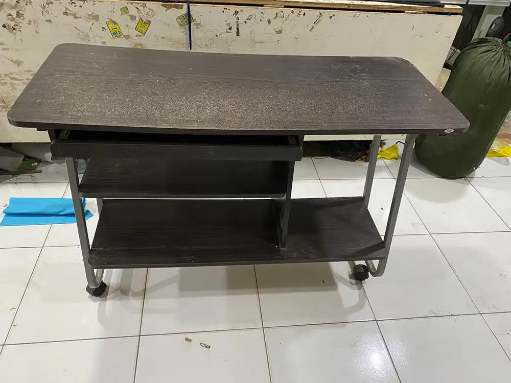 Meja komputer minimalis