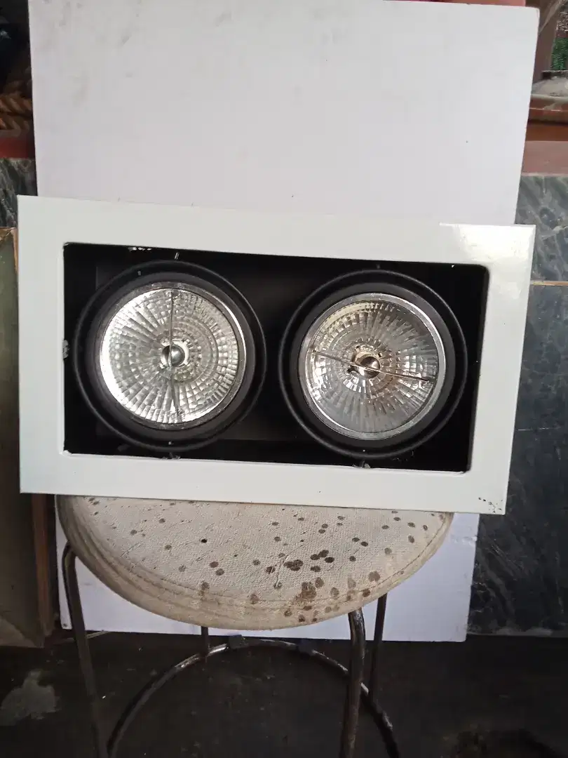 Lampu spot model Trafo ,dua lampu bisa di gerak kan arah ada dua unit