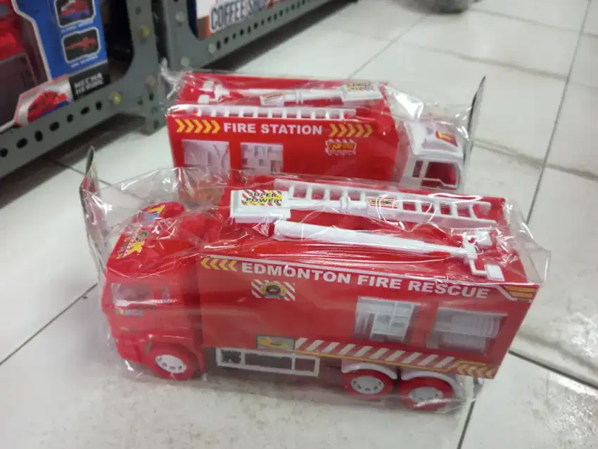 Mainan anak truk pemadam set