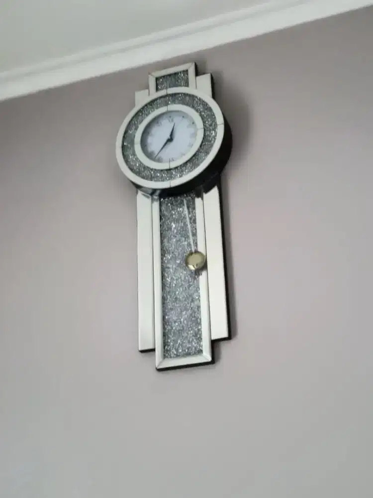 Jam dinding kondisi masih bagus