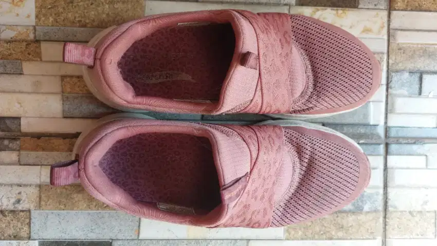 Sepatu skechers wanita