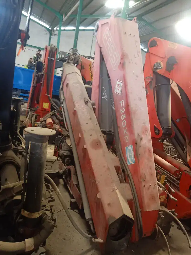 Crane lipat merk fassi type 230  3 secsion 4 sama pangkal