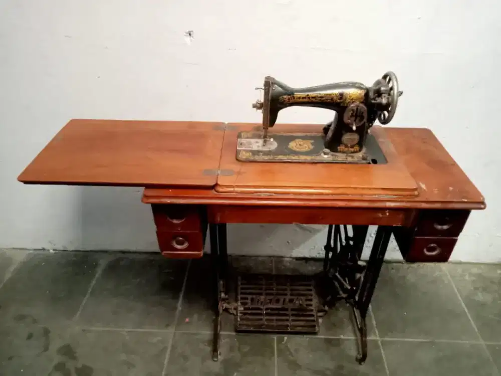 Pajangan mesin jait jadul DELILA  (preloved) kondisi original