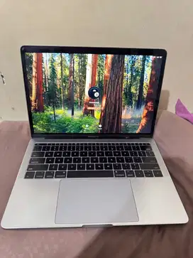 Macbook Pro 2017 non touch bar 8/128 13