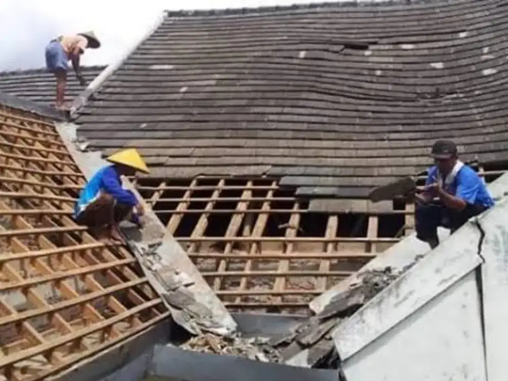 Bongkar pasang atap baja ringan metal pasir berkualitas Rp.250