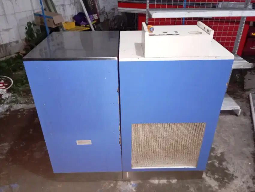 Meja kasir bekas