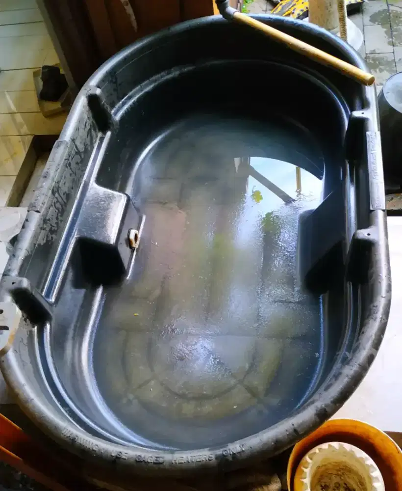 Bak air Rubbermaid serbaguna