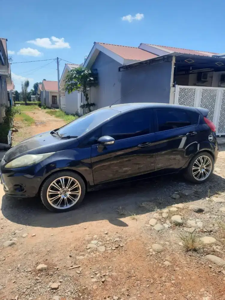 Dijual ford fiesta sport warna hitam tahun 2012