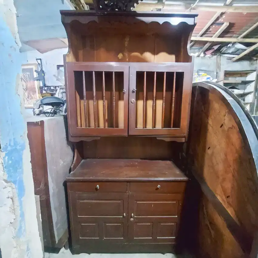 Lemari Bufet Jeruji Kayu Jati Tua Minimalis dengan Roda Bagian Bawah