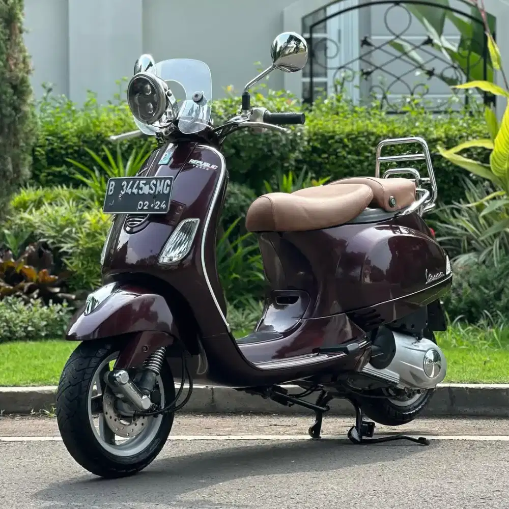 Jual cepat Piaggio Vespa LXV 150 3vie warna Burgundy