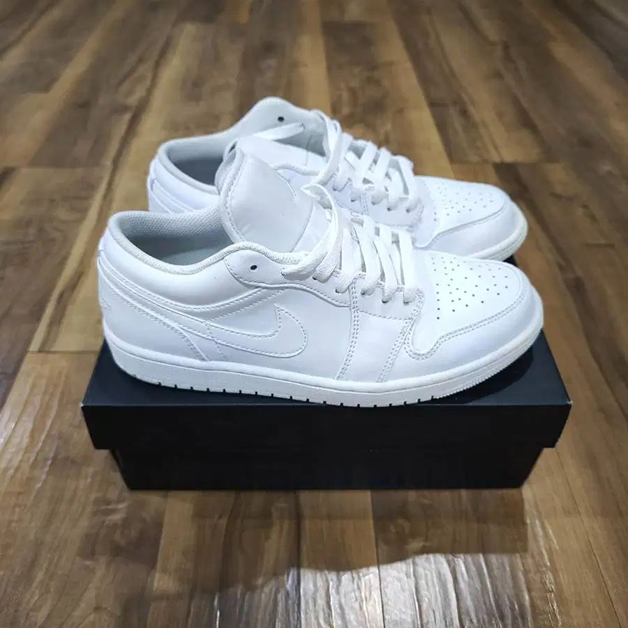 Sepatu Jordan Air 1 Low Triple White Men Size 42 Originnal