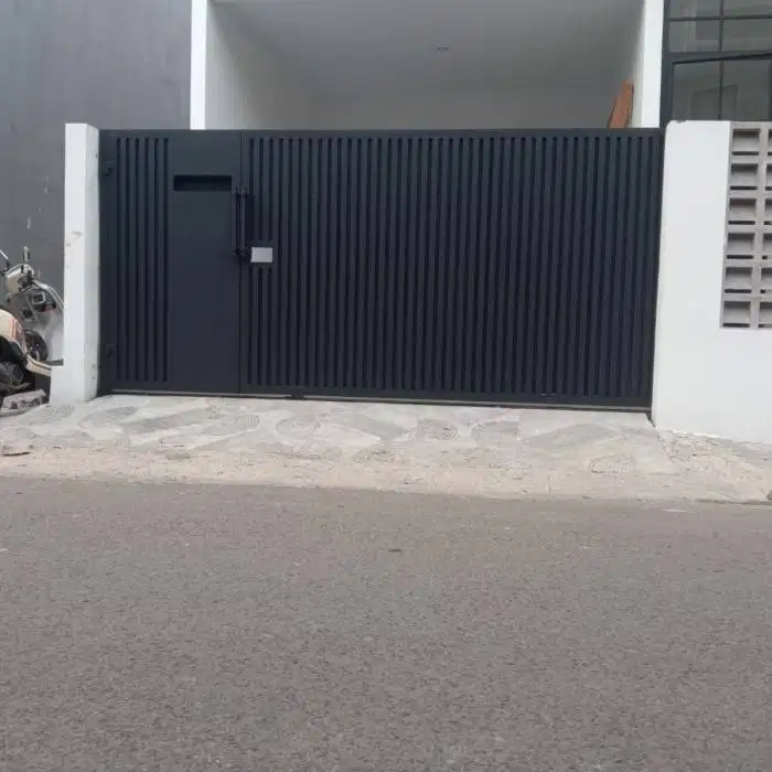 pagar full besi rapat di lapisi plat kaut dan kokoh