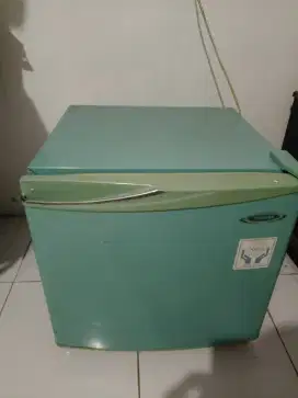 Kulkas kecil merek Toshiba
