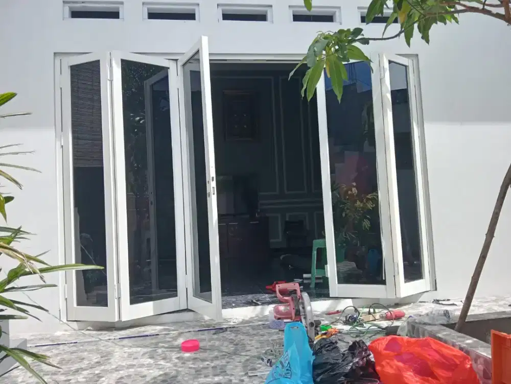 Pintu lipat aluminium kaca