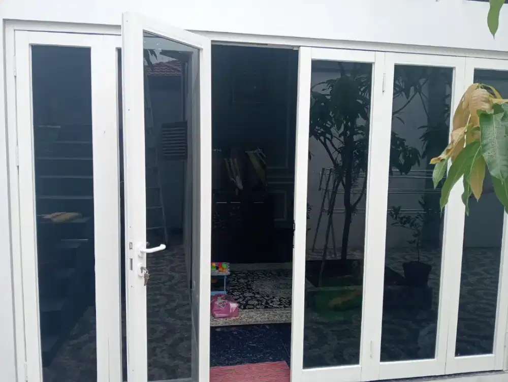 Pintu lipat aluminium dan kaca