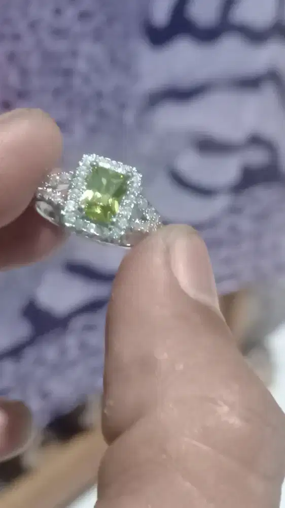 Cincin cewe peridot natural asli