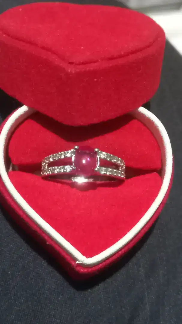Cincin cewe batu merah siam